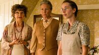 Seebad-Saga – v.l.n.r.: Lydia Ploug (Sonja Oppenhagen), Olga Fjeldsø (Birthe Neumann) und Vera Madsen (Julie Brochorst Andersen)