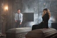 Charmed – Harry Greenwood (Rupert Evans, l.); Fiona (Leah Pipes, r.)