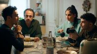 Informant - Angst über der Stadt – Krisenstimmung bei Familie Shaheen: Raza (Ivar Wafaei), Vater Hanif (Majid Bakhtiari), Sadia (Bayan Layla) und Nazir (Alireza Ahmadi, v. l. n. r.).