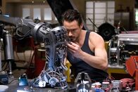 Iron Man – Die Terrorgruppe "Zehn Ringe" nimmt den Rüstungsindustriellen Tony Stark (Robert Downey Jr.) gefangen und will ihn zwingen, eine zerstörerische Waffe zu bauen. Stattdessen jedoch baut dieser an einer Rüstung, die ihm die Flucht ermöglichen soll ...