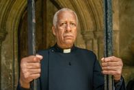 Inspector Barnaby – Selbst der Dorfpfarrer Nigel Brookthorpe (Derek Griffiths) hat ein Motiv für den Mord an der Ärztin: Eifersucht!