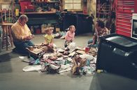 Immer wieder Jim – L-R: Andy (Larry Joe Campbell), Gracie (Billi Bruno), Ruby (Taylor Atelian) und Jim (Jim Belushi)