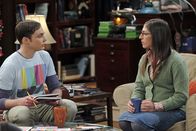 The Big Bang Theory – Sheldon (Jim Parsons, l.) und Amy (Mayim Bialik, r.) geraten in Streit, weil Sheldon lieber mit seinen Freunden ein Wochenende mit Videospielen verbringen möchte, als mit ihr auf den Geburtstag ihrer Tante zu fahren ...