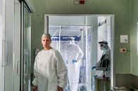 Der Schwarm – Die Ärztin Sophia Granelli (Franziska Weisz, l.) hat eben erfahren, dass sich das tödliche Bakterium im Trinkwasser befindet.
