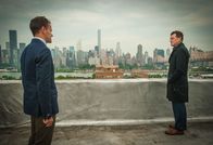 Elementary – Als sein entfremdeter, aber äußerst mächtiger Vater, Morland Holmes (John Noble, r.), von Sherlocks (Jonny Lee Miller, l.) Rückfall erfährt, setzt er alles in Bewegung, um die Anschuldigungen gegen seinen Sohn zu entkräftigen ...