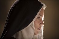 Benedetta – Benedetta (Virginie Efira), eine Nonne in einem toskanischen Kloster zu Beginn des 17. Jahrhunderts, wird immer wieder von religiösen Visionen heimgesucht: Steht sie unter besonderem Schutz Christis oder ist alles nur eine Täuschung?