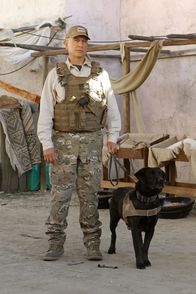Navy CIS – Fliegt nach Afghanistan, um dort einen Mord aufzuklären: Gibbs (Mark Harmon) ...