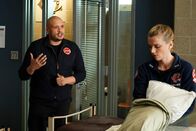Chicago Fire – Chicago Fire Staffel 6 Folge 20 Er braucht ihren Rat: Joe Minoso als Joe Cruz, Kara Killmer als Sylvie Brett Copyright: SRF/NBC Universal