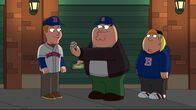 Family Guy – Peter Griffin (Mitte); Chris Griffin (r.)