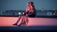 SOKO Linz – Niko Köhler (Felix Stichmann) und Lea Hoffmann (Sophie Bauer) hatten eine besondere Beziehung zueinander. Bei ihrer Abschiedsfeier weist sie ihn aber zurück. Kommt Niko Köhler mit der Zurückweisung zurecht oder hat er etwas mit dem Mord von Lea Hoffmann zutun?