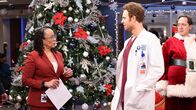 Chicago Med – Überraschung unterm Weihnachtsbaum: S. Epatha Merkerson Sharon Goodwin, Nick Gehlfuss als Dr. Will Halstead (m.)