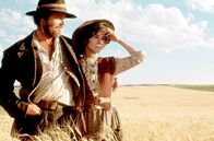 Duell am Missouri – Tom Logan (Jack Nicholson, links), Kopf einer Bande von Pferdedieben, lässt sich auf eine Affäre mit Jane Braxton (Kathleen Lloyd, rechts) ein. Die Rancherstochter brennt darauf, in der Einöde am Missouri etwas zu erleben und hat Logan längst durchschaut.