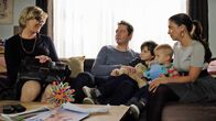 In aller Freundschaft – Arzu Ritter (Arzu Bazman, re.) und Philipp Brentano (Thomas Koch, 2.v.re.) suchen händeringend nach einem neuen Kindermädchen. Als sich Frau Bianca Tietze (Heike Jonca, li.) vorstellt, sind Oskar (Leonard Scholz, 3.v.re.) und Max (Ben Grünberg, 2.v.re.) alles andere als begeistert. Auch Arzu und Philipp finden Frau Tietze gewöhnungsbedürftig. Es nützt aber nichts - am nächsten Tag brauchen sie ein Kindermädchen und Frau Tietze wird das übernehmen.