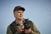 Safe House – Simone Duke (Jason Watkins) fotografiert rund ums Safe House.