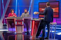 Meister des Alltags – Moderator Florian Weber (re.) stellt Comedienne Meltem Kaptan und Schauspieler Antoine Monot Jr. gewichtige Fragen im SWR Wissensquiz „Meister des Alltags“. Der Gewinn wird einem guten Zweck gespendet.