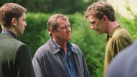 Inspector Barnaby – Barnaby (John Nettles, M.) und Troy (Daniel Casey, l.) wollen es wissen: Hat der Autohändler Mungo Mortimer (Colin Tierney, r.) ein Alibi für die Nacht, in der seine Tante starb?