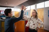 Schloss Einstein – Hermann (Thorin Holland) und Jona (Helen Möller) haben einen 1A-Prank am Start.