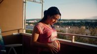 Vena – So langsam gewöhnt sich Jenny (Emma Nova) an ihren wachsenden Bauch.