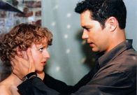 In aller Freundschaft – MDR Fernsehen IN ALLER FREUNDSCHAFT FOLGE 129, "Sarahs Rückkehr" Uhr. Philipp Brentano (Thomas Koch) wird zu einem Date eingeladen. Julia Keller (Manja Schaar) verspricht sich sehr viel von seiner Fürsorge und Aufmerksamkeit.