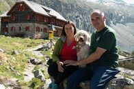 Heimatleuchten – Pia und Bernd Fuchsloch, ehemalige Hüttenwirte des Arthur von Schmid Haus posieren für ein Foto