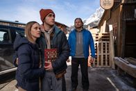 Die Bergretter – Dank Markus (Sebastian Stöbel, r.) und den Bergrettern haben Carla Pichl (Nadine Kösters, l.) und Jakob Landsberger (Riccardo Campione, M.) wieder eine gemeinsame Zukunft.