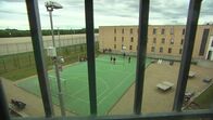 Jung im Knast – Jugendliche Fußball spielen.