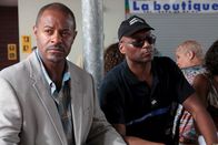Death in Paradise – Leon Hamilton (Jeff Alexander, l.) soll den Gefangenen Vincent Carter (Colin Salmon, r.) nach St Marie eskortieren.