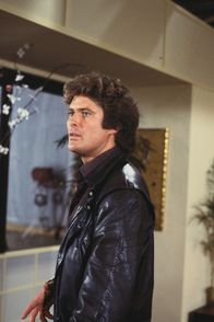 Knight Rider – Marco Berio, ein ehemaliger Mitarbeiter von F.L.A.G, nutzt seine Kenntnisse von K.I.T.T. um die CPU des Trans Am außer Kraft zu setzen und ihn gegen seinen Besitzer Michael Knight zu wenden.