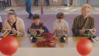 Hacks – Deborah (Jean Smart, r.) lädt ihre alte Comedy-Kollegin Susan (Harriet Sansom Harris, l.) und deren zwei Enkel Mason (Henry Samiri, 2.v.l.) und Keller (Elaye Handal, 2.v.r.) zum Jahrmarkt ein. Doch auch beim Schießstand kann Deborah nicht anders, als sich erneut mit Susan zu messen - ein impulsiver Moment, der alte Wunden aufreißt.