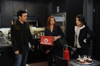 How I Met Your Mother – Während Marshall herausfindet, dass seine Mutter ein Liebesleben führt und das mit einem sehr beunruhigenden Partner, landen Ted (Josh Radnor, l.), Lily (Alyson Hannigan, M.) und Robin (Cobie Smulders, r.) nach und nach in Barneys Wandschrank ...