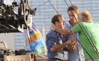 Hawaii Five-0 – moderator Bobby Raines Opfer eines Bombenanschlags. Steve (Alex O'Loughlin, M.) und Danny (Scott Caan, l.) machen sich auf die Suche nach dem Täter und bekommen dabei Hilfe von dem New Yorker Ex-Cop Tony (James Caan, r.) ...