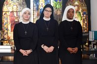 Um Himmels Willen – Die Nonnen Sina (Romina Küper, l.), Hildegard (Andrea Sihler, M.) und Lela (Denise M'Baye, r.) versuchen mühsam zu verbergen, wie schrecklich sie den Gesang der Mutter Oberin finden.