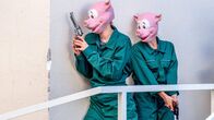 SOKO Kitzbühel – Als die Bank ein zweites Mal überfallen wird, steht fest: Die Täter sind zwei Frauen. Beide nehmen diesmal Bankdirektor Heinz Prasser als Geißel und flüchten mit ihrer neuen Beute.