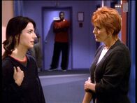 Diagnose: Mord – Madison Wesley (Joanna Cassidy, r.) stellt Lisa (Lisa Sheridan, l.), die wieder Rückfällig geworden ist, zur Rede ...
