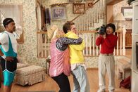 The Goldbergs – (v.l.n.r.) John Glascott (Tim Meadows); Beverly Goldberg (Wendi McLendon-Covey); Adam Goldberg (Sean Giambrone); Dave Kim (Kenny Ridwan)
