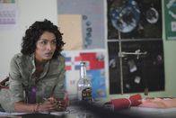Death in Paradise – Die smarte Camille Bordey (Sara Martins) lässt sich nicht manipulieren und durschaut die Menschen, die sie vernimmt, schnell.