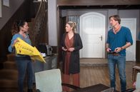 Rote Rosen – Tina (Katja Fenzel, l.), Britta (Jelena Mitschke, M.) und Ben (Hakim Michael Meziani, r.) stellen fest, dass Lilly verschwunden ist.