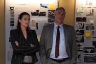 Nachtschicht – Lagebesprechung im Präsidium. Chef Lomax (Peter Kremer) und Polizeipsychologin Lisa Brenner (Barbara Auer) informieren die Kollegen.