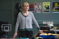 From Darkness – Claire (Anne-Marie Duff) läuft langsam die Zeit davon. Sie haben noch immer keine Spur von Lucys Aufenthaltsort oder von dem Täter, der damals die Frauen tötete.