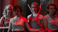 Trümmermädchen - Die Geschichte der Charlotte Schumann – Die Trümmermädchen (v.l.n.r. Lena Urzendowsky, Lara Feith, Katja Hutko, Anna Gesa-Raija Lappe) rebellieren auf der Straße.