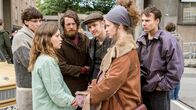 Die unheimliche Leichtigkeit der Revolution – Franka wird nach ihrer Entlassung aus dem Stasigefängnis von ihren Freunden erwartet. Im Foto (v.l.): Astrid (Anabel Möbius), Franka (Janina Fautz), Karsten (Maximilian Klas), Daks (Timur Bartels), Solveig (Marlene Tanczik), Tanker (Andreas Warmbrunn)