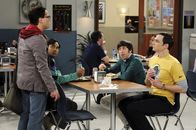 The Big Bang Theory – Eine Chaos-Gruppe: Leonard (Johnny Galecki, l.), Sheldon (Jim Parsons, r.), Rajesh (Kunal Nayyar, 2.v.l.) und Howard (Simon Helberg, 2.v.r.) ...