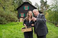 Der Staatsanwalt – Die Malerin Ute Lackwitz (Katrin Bühring) spricht vor ihrem Haus mit Oberstaatsanwalt Bernd Reuther (Rainer Hunold).