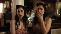 Zombie Shark - The Swimming Dead – Sophie Steele (Solane Coe, l.); Amber Steele (Cassie Steele, r.)