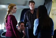 Castle – Als herauskommt, wer wirklich am Mord des Marshalls Schuld ist, sind Alexis (Molly C. Quinn, l.), Aaron (Ben D. Goldberg, 2.v.l.) und Castle (Nathan Fillion, 2.v.r.) geschockt ...