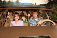 The Middle – (2. Staffel) - Der alltägliche Wahnsinn ist bei ihnen Dauergast: Frankie (Patricia Heaton, vorne l.) und Mike (Neil Flynn, vorne r.) und ihre drei Kinder Axl (Charlie McDermott, M. l.), Brick (Atticus Shaffer, M.) und Sue (Eden Sher, M. r.) mit Frankies Kollegen und besten Freund Bob (Chris Kattan, hinten) ...
