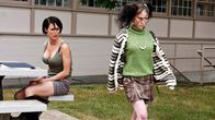 Famine – v.li.: Jenny (Christine Wallace), Cathy (Beth Cantor)