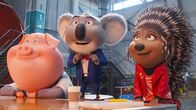 Sing 2 – Ein lustiges Trio, v.li.: Schwein Gunter, Buster Moon, Igel Ash