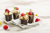 Markt – Schokobecher mit Vanillepudding, Sahne und Himbeeren, Studio