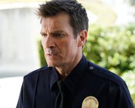 The Rookie – Als endlich die Prüfungsergebnisse der Rookies bekannt gegeben werden, erstarrt Officer Nolan (Nathan Fillion) für einen Moment. Konnte er sich durch eine erfolgreiche Prüfung als Polizist beweisen?